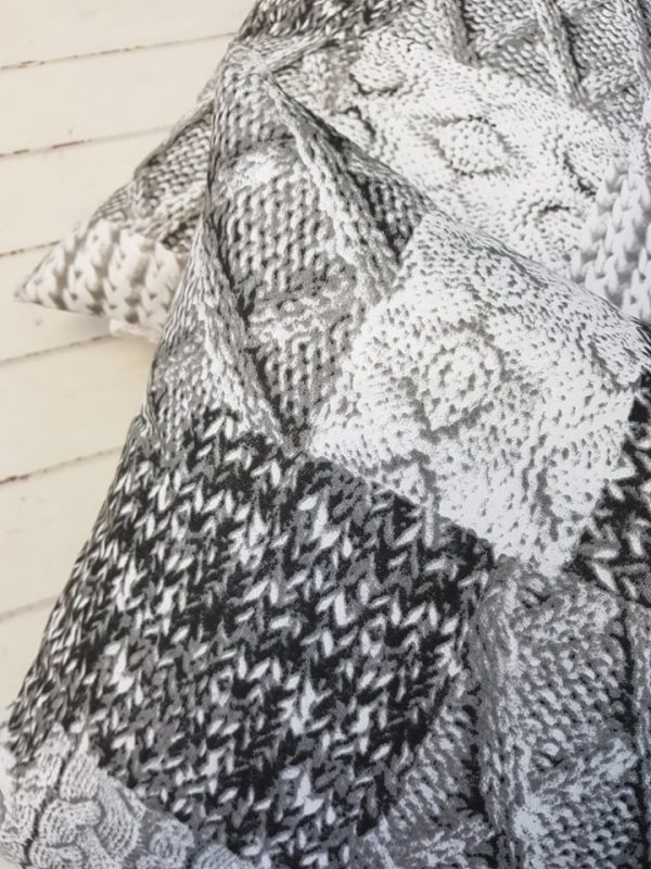 Poszewka uszyta z bawełny - zimowy szary wełniany sweter kratka